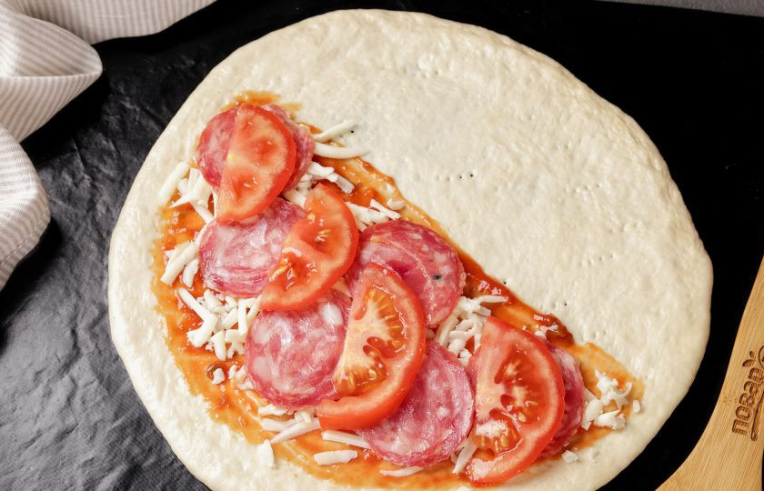 1. Этап. Пицца Кальцоне: Сверху я добавила нарезанные дольками помидоры. Можно так же добавить грибы, болгарский перец и т.д.