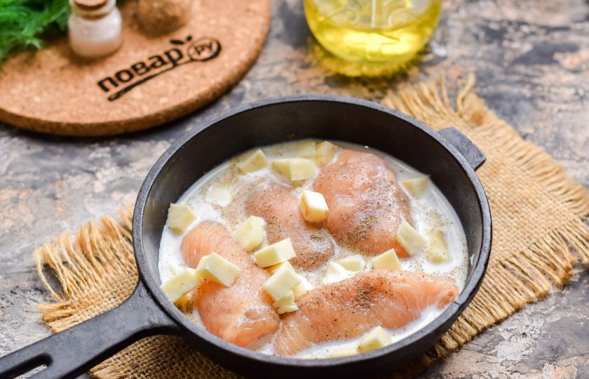 1. Этап. Куриные рулетики с моцареллой: Выложите рулетики в форму, залейте сливками, посыпьте остатками сыра, солью и перцем. Запекайте рулетики 35 минут.