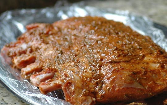 1. Этап. Телячья корейка на кости: 3. Мясо со всех сторон натрите маринадом и отправьте в холодильник часов на 5-8 (лучше всего на ночь). За 1-2 часа до приготовления достаньте из холодильника и дайте постоять при комнатной температуре.