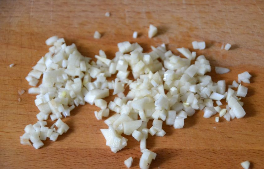 1. Этап. Кальмары в чесночном соусе: Измельчите 3 зубчика чеснока.