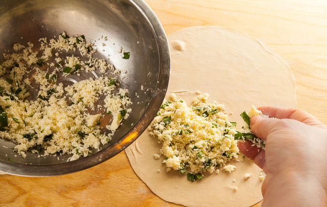 1. Этап. Азербайджанские чебуреки с зеленью: На тонко раскатанное тесто выложите начинку.