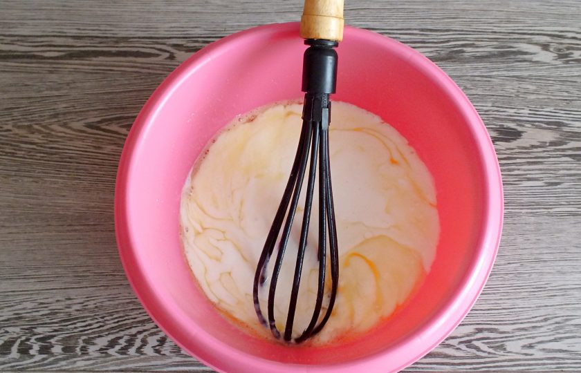 1. Этап. Кекс на кефире с малиной: Влейте кефир в чашу с маслом и яйцами. Перемешайте.