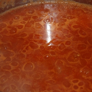 1. Этап. Свиная корейка с домашним кетчупом: Итак, мясо запекается - можно вернуться к кетчупу, который к этому времени хорошенько уварился и сменил цвет на характерный красный.