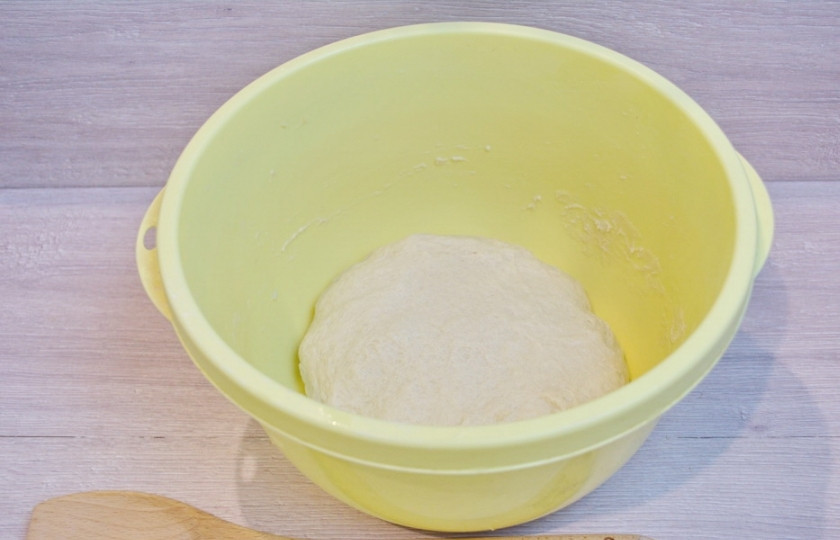 1. Этап. Ватрушки из дрожжевого теста: Замесите тесто, влив кефирную массу в муку. В конце замеса влейте 6 ст. ложек растительного масла и снова вымешайте. Я замешиваю миксером с насадками для теста. У меня замес осуществляется за 7-10 минут.