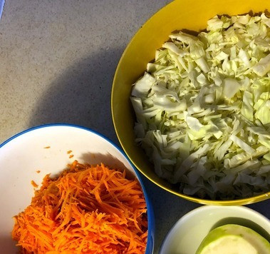 1. Этап. Квашеная капуста с морковью и кольраби: Почистить и вымыть морковь и кольраби. Если верхний лист капусты помятый, то его не используем. Нарезаем мелко капусту, а морковь и кольраби шинкуем на крупной терке. Для ускорения процесса можно использовать кухонный комбайн. Растворяем соль.