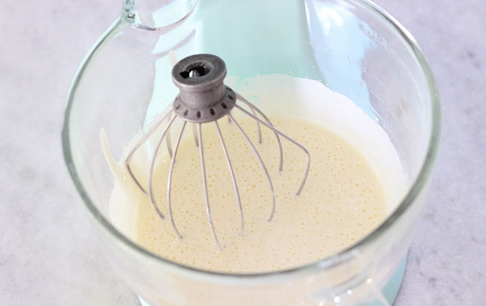 1. Этап. Торт Панчо домашний: 1. Яйца соедините с сахаром и взбейте.