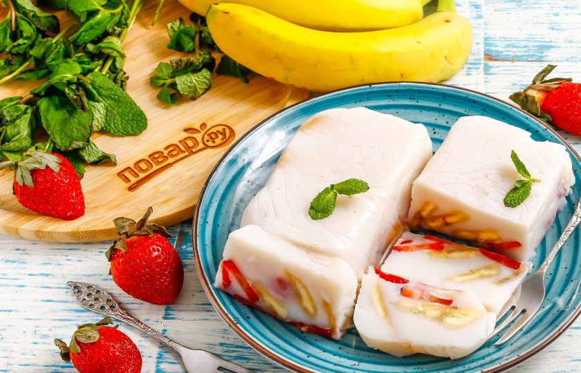 1. Этап. Клубнично-банановый террин: Выложите его на тарелку, аккуратно снимая пищевую пленку, нарежьте порционными кусочками. Подавайте десерт с джемом, сиропом, топингом.