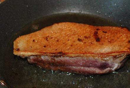 1. Этап. Утка с зеленой фасолью и папайя: Периодически переворачиваем. Снимаем с огня и даем немного постоять.