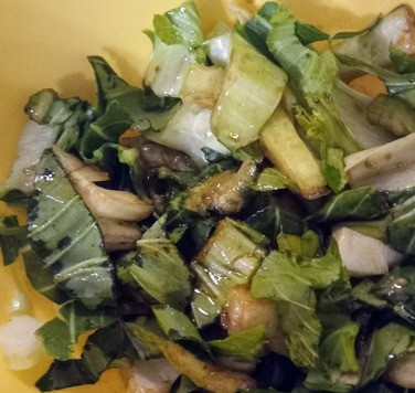 1. Этап. Окономияки с кимчи и чеддером: В отдельной ёмкости создать салат, смешав зелёные части зелёного лука, пак-чой, кунжутное масло, бальзамик и соль. Перемешать.