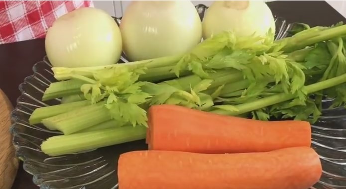 1. Этап. Вкусная домашняя лазанья (плюс рецепт теста): 1. Начнем готовить болоньезе. Сначала нужно мелко нарезать овощи: морковь, лук и сельдерей. Можно это сделать в блендере. На разогретую сковороду наливаем немного масла и высыпаем овощи, постоянно их помешивая в течение 2 минут.