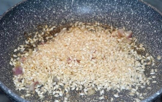 1. Этап. Ризотто с клубникой на 14 февраля: 3. Добавьте рис и обжаривайте его 1 минуту.