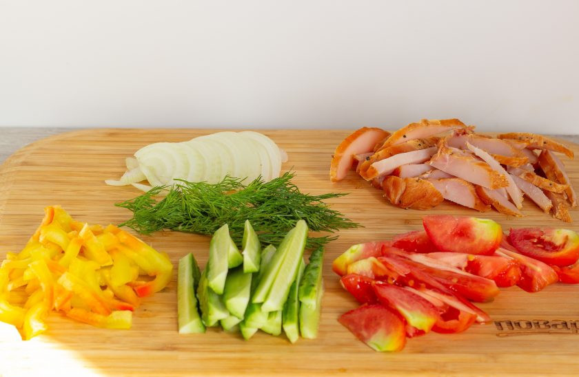 1. Этап. Курица с овощами на гречневой галете: Курицу нарежьте соломкой. Овощи и зелень помойте и произвольно нарежьте.