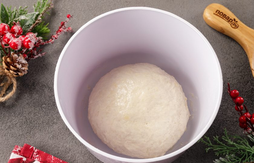 1. Этап. Новогодние пирожки Змейки: Соберите тесто в шар, смажьте растительным маслом, накройте миску полотенцем и оставьте в тёплом месте на 1-1,5 часа.