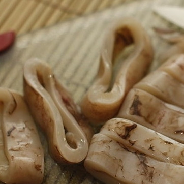 1. Этап. Кольца кальмаров в кляре с соусом: 3. Нарежьте тело кальмаров кольцами. Щупальца не нарезайте.