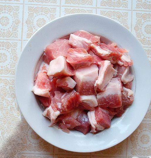 1. Этап. Свинина тушеная с картофелем, тыквой и морковью: 1. В первую очередь хорошо промываем свиной гуляш, белым вином его заливаем и убираем на целую ночь в холодильник. После того как мясо промаринуется, выкладываем его на сухую сковороду и слегка обжариваем, пока оно не подрумянится.