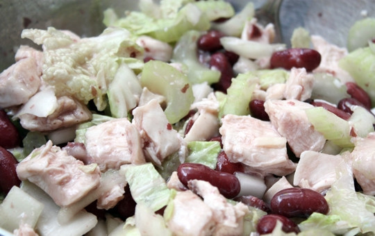 1. Этап. Салат из фасоли с курицей: 4. В отдельной миске готовлю заправку: растительное масло смешиваю с лимонным соком, выдавливаю пару зубчиков чеснока, добавляю соль, перец, а также цедру лимона (натираю её тонкой стружкой). Заправляю салат, перемешиваю.