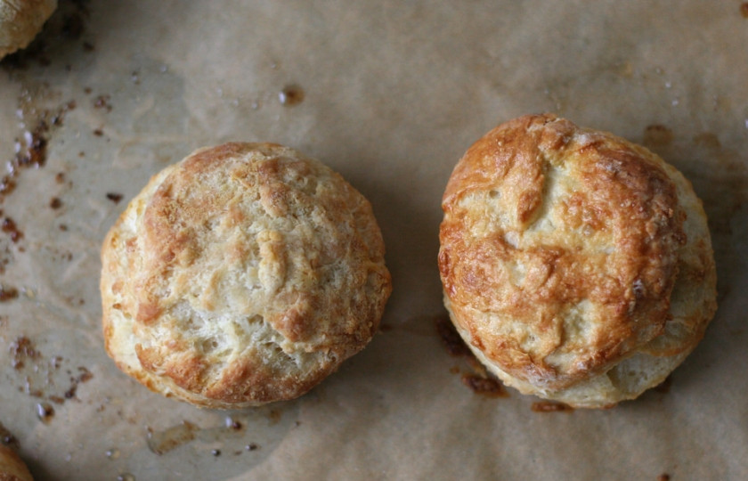 1. Этап. Выпечка из прокисшего молока: 3. Застилаем противень бумагой, выкладываем подготовленные печенья. Запекаем их в духовке 15 минут при 200 градусах.