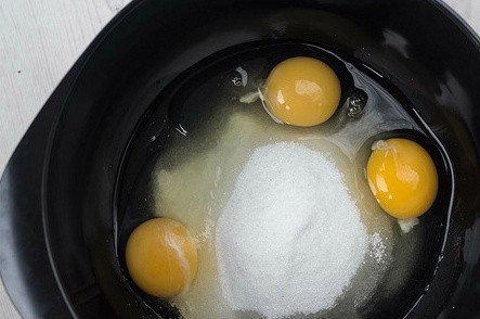 1. Этап. Датский Пирог мечты: 1. В глубокой мисочке соедините яйца с сахаром, взбейте их венчиком.