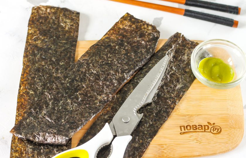 1. Этап. Гунканы: Листья нори разрежьте на 3-4 части в зависимости от высоты приготовленных вами гунканов.