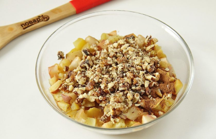 1. Этап. Яблочный штрудель диетический: Добавьте сюда же по желанию измельченные грецкие орехи или изюм.