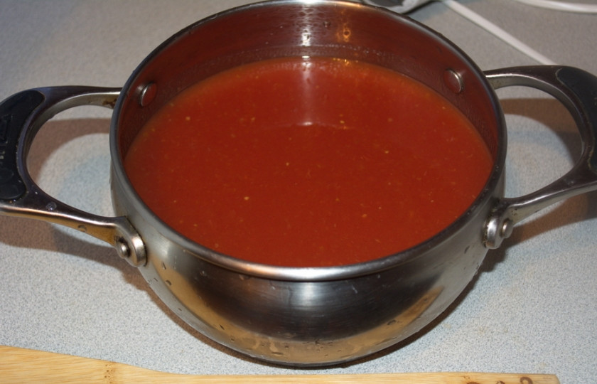 1. Этап. Соус к свинине: В кастрюлю налейте томатный сок.