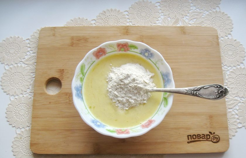 1. Этап. Клецки из капусты: Постепенно всыпьте муку, постоянно перемешивая.