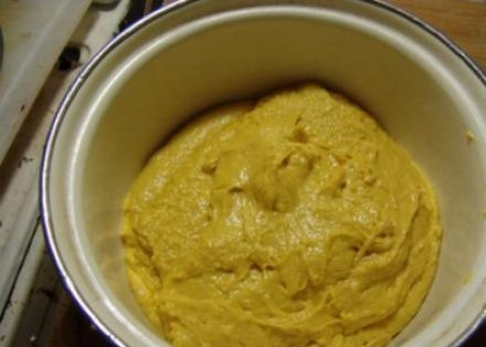 1. Этап. Кулич на дрожжах: В сухой мучной смеси сделайте углубления. Туда добавьте яйца и набухшие дрожжи. Хорошо замешайте тесто. По порциям добавляйте маргарин. Как только смесь обретет единую консистенцию, уберите её в холодильник на ночь под плёнкой.