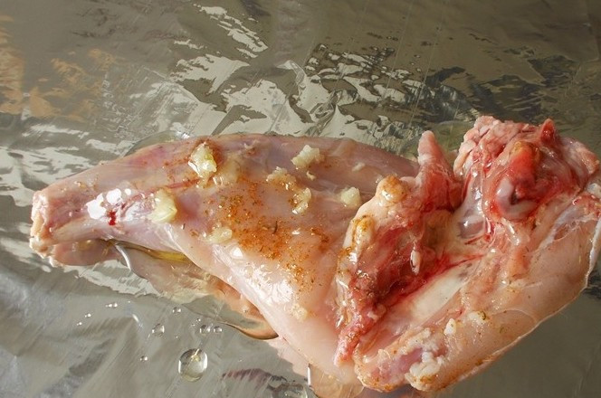 1. Этап. Кролик в фольге в духовке: После того как мясо замаринуется, выкладываем на ровную поверхность два листа фольги (крест-накрест), на фольгу выкладываем ножку.