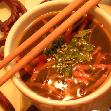 1. Этап. Ныок мам (вьетнамский рыбный соус): 2. Перец чили очистить от семян и мелко нарезать. Морковь и чеснок также измельчить. Добавьте рыбный соус, сок лайма (лучше использовать свежевыжатый сок, но и готовая упаковка сока лайма подойдет), перец чили, чеснок и морковь в кастрюлю. Ныок мам готов к употреблению. Примечание: Остатки соуса можно поместить в пластиковый контейнер, заморозить и использовать как соус к другому блюду. Не бойтесь экспериментировать. Приведенные выше ингредиенты – это всего лишь основа для соуса ныок мам. Вы можете добавить больше сахара, меньше сока лайма или уксуса. Создайте свой особенный ныок мам.