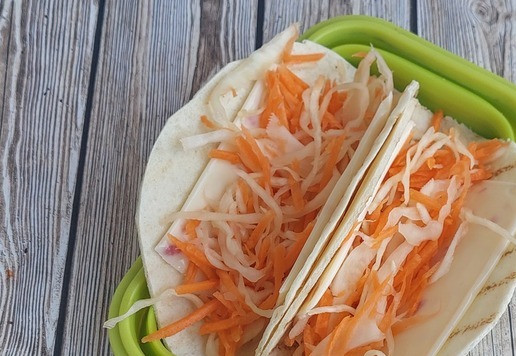 1. Этап. Фрикадельки с овощами и сыром: Далее капусту с морковью.