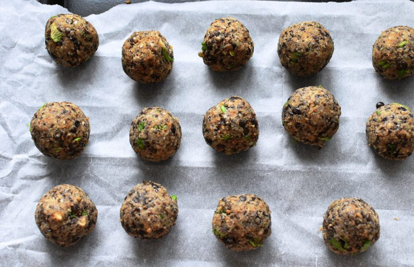 1. Этап. Вегетарианские фрикадельки с соусом песто: Скатайте некрупные шарики размером примерно с грецкий орех. Выложите на застеленный пергаментом противень.