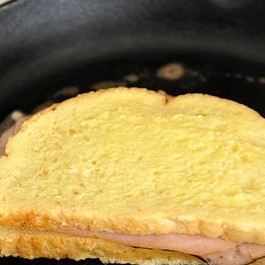 1. Этап. Сэндвич Монте-Кристо: 4. В сковороду выложите масло. Нагрейте на средне-высоком огне. Обжаривайте сэндвичи 7-8 минут с каждой стороны.