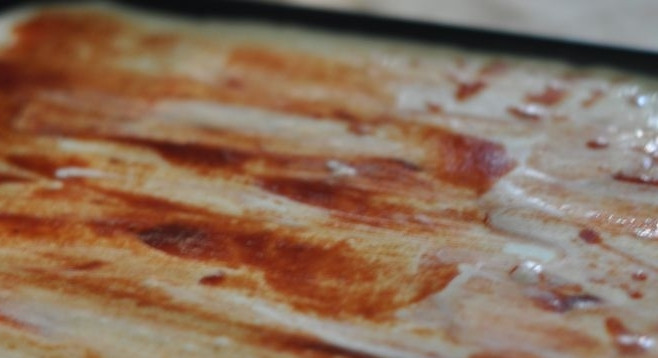 1. Этап. Пицца Минутка в духовке: Теперь аккуратно смазываем тесто небольшим количеством томатного соуса, посыпаем специями.