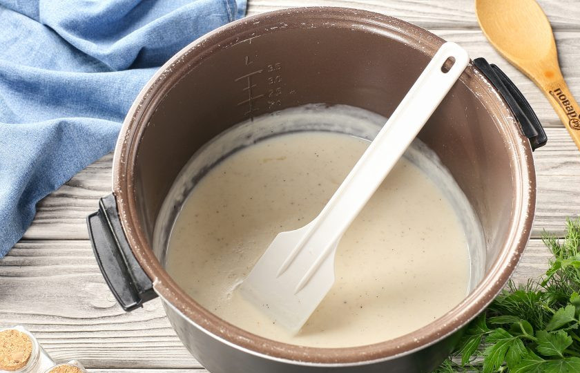 1. Этап. Сливочный соус в мультиварке: Готовьте до загустения, периодически перемешивая, ещё около 2-3 минут.