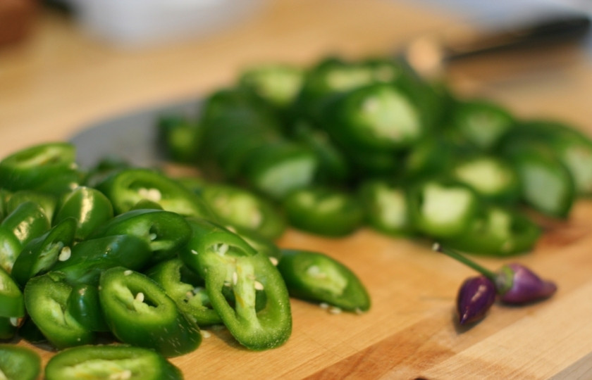 1. Этап. Мексиканский суп: Перчик халапеньо нарежьте тонкими колечками. Не забудьте почистить от семян.