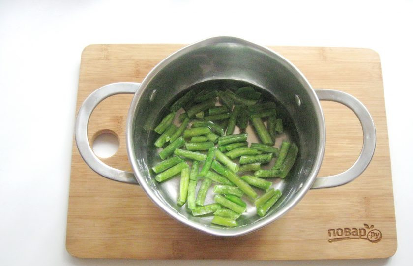 1. Этап. Омлет с овощами в духовке: Зеленую фасоль помойте и выложите в кастрюлю с водой.