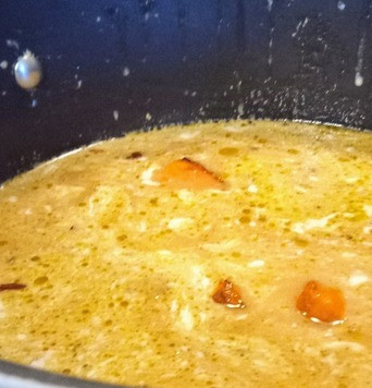 1. Этап. Лакса 18 карат: В кастрюлю добавить соевый соус, кокосовое молоко, жаренную морковь, тофу и 850мл воды. Довести до кипения, уменьшить огонь и тушить под крышкой 8 минут.