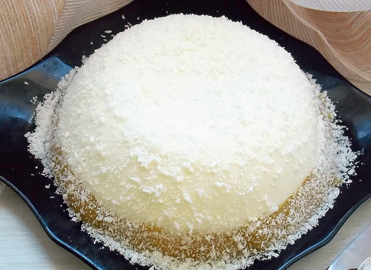 1. Этап. Десерт Яйцо страуса: Остудите. Поставьте в холодильник на два часа. Выньте, перевернув чашу с десертом на тарелку. Посыпьте кокосовой стружкой.