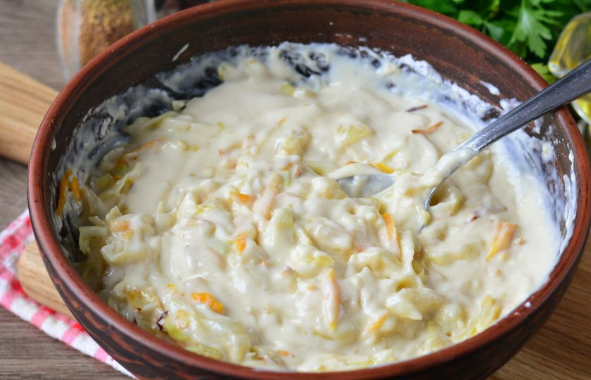 1. Этап. Капустная запеканка на кефире в духовке: Перемешайте. Основа для запеканки готова.