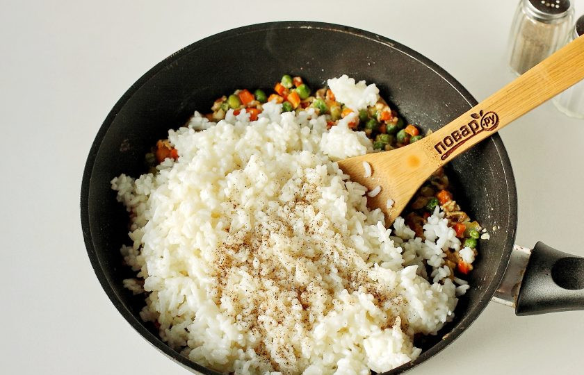 1. Этап. Жареный рис с яйцом: В конце добавьте рис, соль по вкусу и молотый перец.