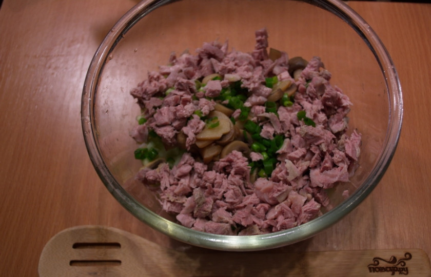 1. Этап. Салат Ижевский: Отварную курицу или индейку мелко нарежьте.