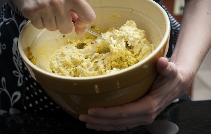 1. Этап. Яйца фаршированные желтком: Добавляем соль, перец по вкусу и тщательно размешиваем.