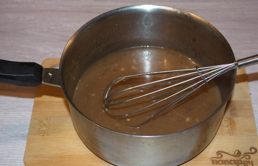 1. Этап. Рис с соусом Терияки: Поставьте массу на огонь. На медленном огне доведите её до загустевания. Это случится буквально спустя несколько минут.