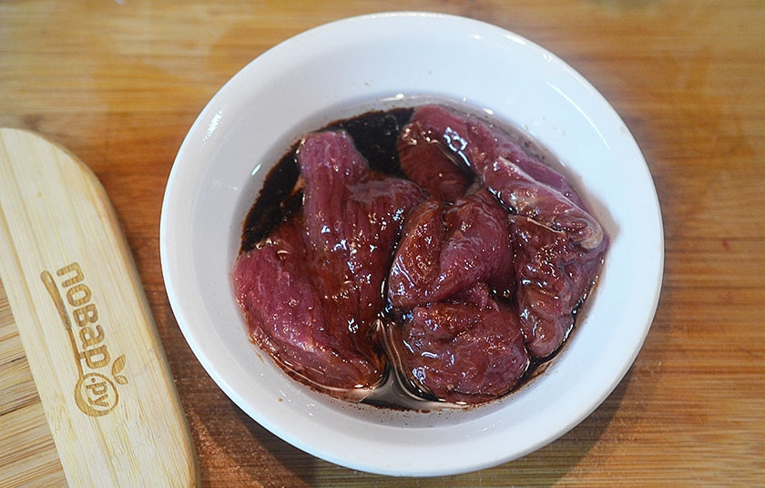 1. Этап. Теплый салат из говядины: 2. Смешайте всё для маринада. Положите в маринад говядину и положите мясо на 1 час.