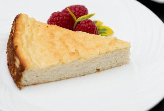 1. Этап. Диетическая творожная запеканка без манки: 5. Подавайте к столу запеканку с йогуртом или нежирной сметаной, дополнив ягодами или фруктами по вкусу. Приятного аппетита!