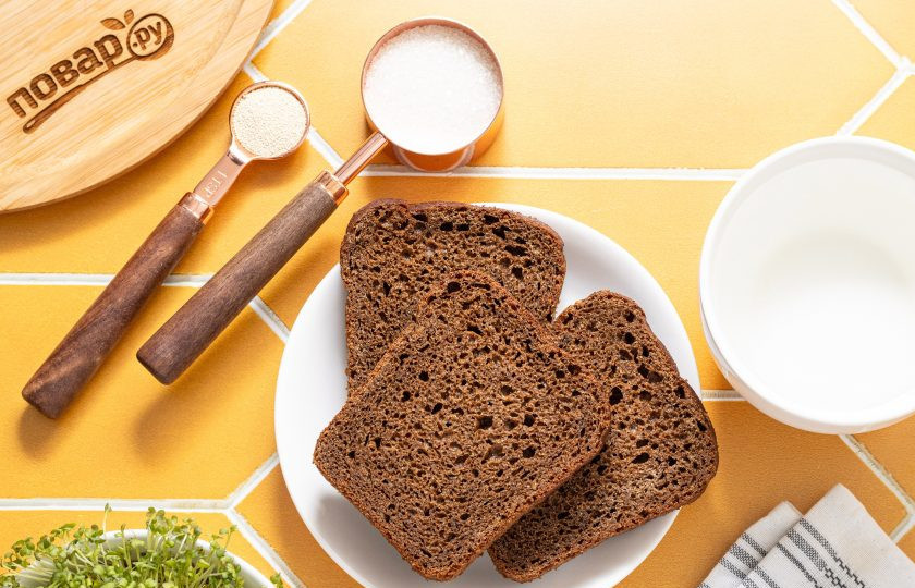 1. Этап. Закваска для кваса на дрожжах: Подготовьте все ингредиенты.