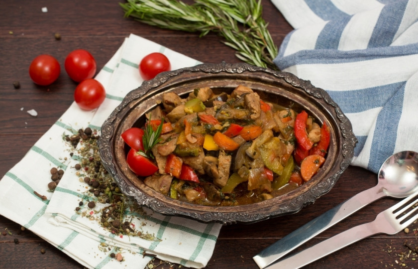 1. Этап. Овощное рагу со свининой: Готовое овощное рагу со свининой подавайте горячим, полив соусом песто. Приятного аппетита!