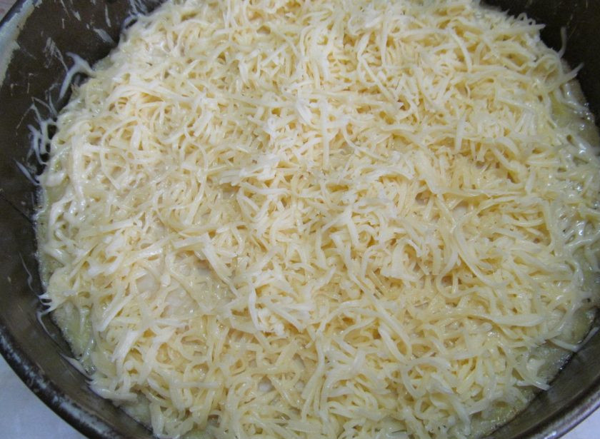 1. Этап. Картофельная запеканка с индейкой: Через 45 минут пирог вынуть из духовки и посыпать сыром. Вернуть в духовку еще на 15 минут, чтобы сыр расплавился и подрумянился.