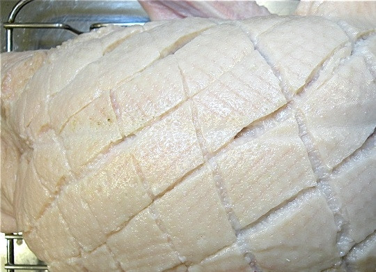 1. Этап. Запеченная утка в духовке: 2. Острым ножом сделайте вот такие неглубокие надрезы на коже.