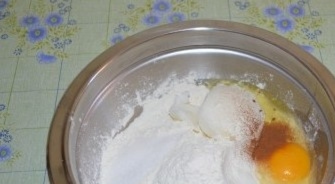 1. Этап. Итальянское пирожное Канолли: 1. Все необходимые для приготовления теста ингредиенты смешайте, с помощью вина регулируйте консистенцию, тесто должно быть крутым, как на вареники.